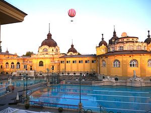 Ein Heißluftballon über dem Széchenyi-Bad