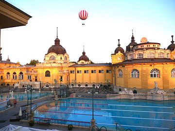 Een luchtballon boven het Széchenyi bad van Judith van Wijk
