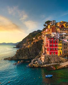 Das Fischerdorf Riomaggiore bei Sonnenuntergang. Cinque Terre, Italien