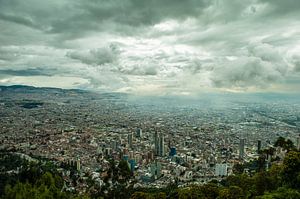 Stadsgezicht van Bogota Colombia vanaf de Monserrate berg van Thijs van Laarhoven