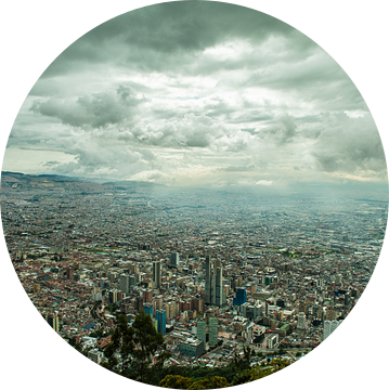 Stadsgezicht van Bogota Colombia vanaf de Monserrate berg van Thijs van Laarhoven