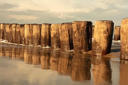 golfbrekers op het strand zeeland bij oostkapelle van anne droogsma