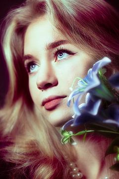 portret dame met blauwe bloem van Kaylee Verschure