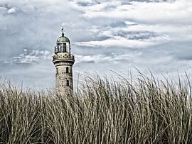Leuchtturm zwischen Dünen