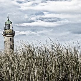 Leuchtturm zwischen Dünen von Katrin May
