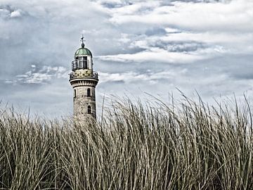 Leuchtturm zwischen Dünen von Katrin May
