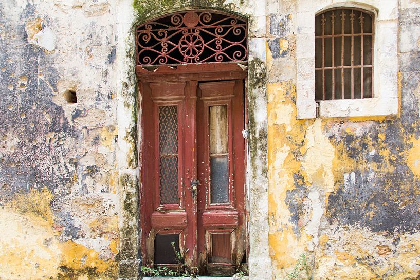 Ancienne porte rouge-brun en façade avec fenêtre par Yke de Vos
