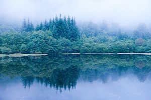 Abendnebel an einem See in Schottland