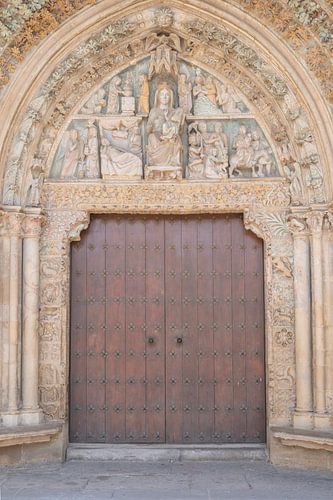 Bruine kerkdeuren in Olite, Spanje - vintage straat en reisfotografie