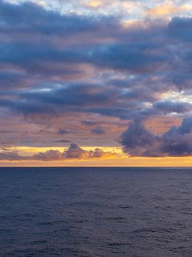 Zonsondergang met wolken op de Noordzee van Rico Ködder