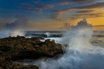 Le soleil couchant illumine les fontaines d'eau à travers les vagues sur Rene Siebring