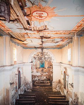 Église abandonnée avec des pigeons. sur Roman Robroek - Photos de bâtiments abandonnés