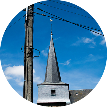 Kerk van Bertogne met lantaarn en elektriciteitkabels, Ardennen van Paul van Putten