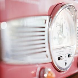 Radio rétro rouge aux détails vintage sur Melissa Peltenburg