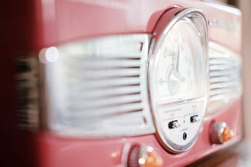 Rode retro radio met vintage details