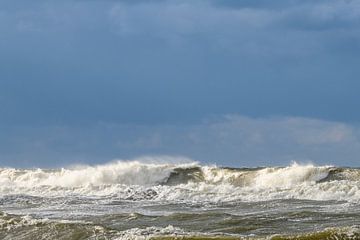 Golven op het Noordzee strand vanTexel in de Waddenzee van Sjoerd van der Wal