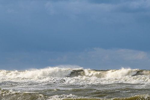 Golven op het Noordzee strand vanTexel in de Waddenzee