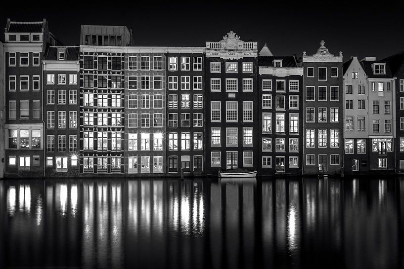 Damrak in der Nacht von Iconic Amsterdam