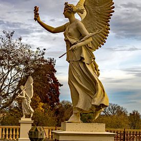 The floating victoria by Holger Felix