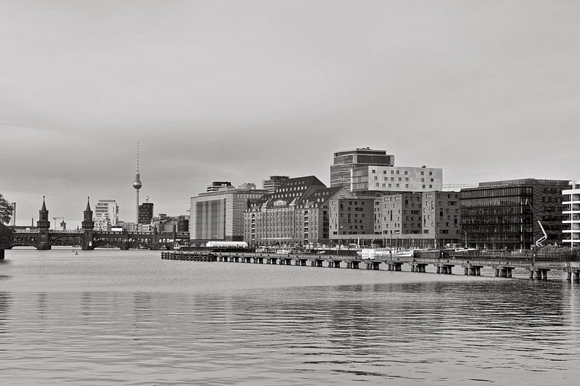 Skyline du vieux port avec la tour de télévision de Berlin et le pont Oberbaumbrücke par Silva Wischeropp