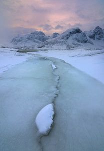 Wunderschöne Strukturen im Eis am Flakstadpollen auf den Lofoten in Norwegen.