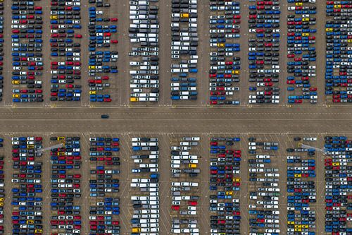 De parkeerplaats van bovenaf