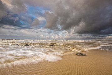 Mer agitée et nuages le long de la côte de Zélande ! sur Peter Haastrecht, van