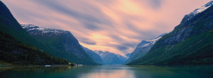 Panorama und Sonnenaufgang über dem Lovatnet, Vestland, Norwegen