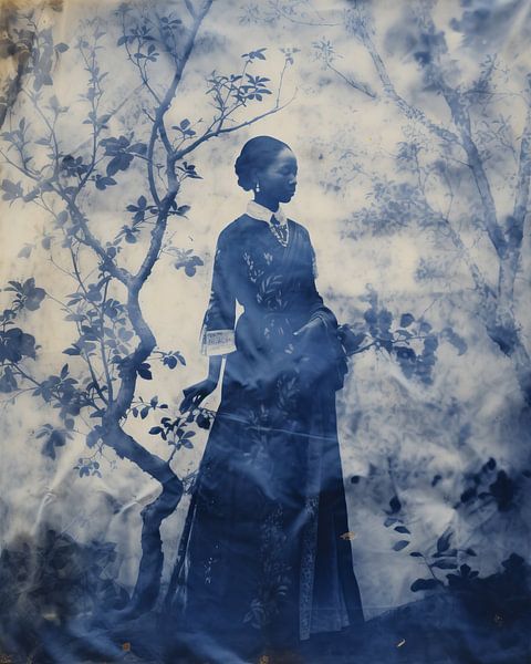 Vintage print in blauw van een vrouw in een tropisch landschap van Studio Allee