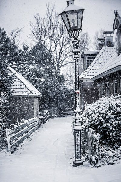 Ouderwets straatje in de sneeuw von Wybrich Warns