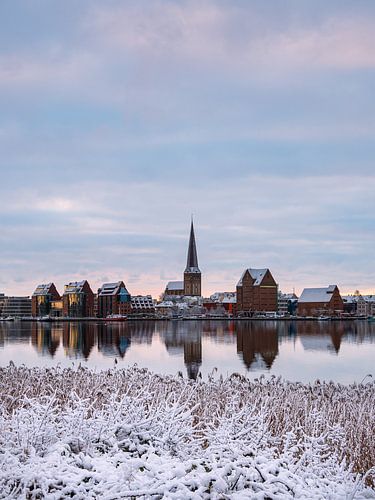 Uitzicht over de Warnow naar de Hanzestad Rostock in de winter
