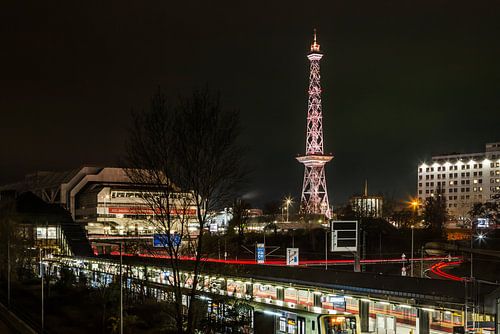 BERLIJN Radiotoren en stedelijke dynamiek bij nacht van Melanie Viola
