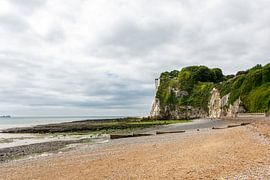 Low tide at St Margaret's Bay by Studio Bosgra