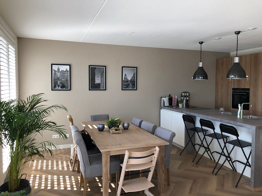 Amsterdam - Grachtenhäuser mit St. Nicolaaskerk von Thea.Photo