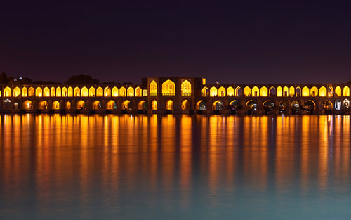 De Khaju-brug in Isfahan weerspiegeld bij nacht
