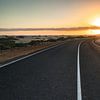 Schöner Morgen auf einer Straße durch die Dünen. Sonnenaufgang über einer Straße mit Wolken. Nationa von Fotos by Jan Wehnert