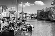 schepen in de Thorbeckegracht in Zwolle, gezien vanaf het Pelserbrugje. In zwart-wit van Marc Goldman thumbnail