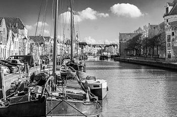 navires dans le Thorbeckegracht à Zwolle (NL), vu de la Pelserbrugje. En noir et blanc