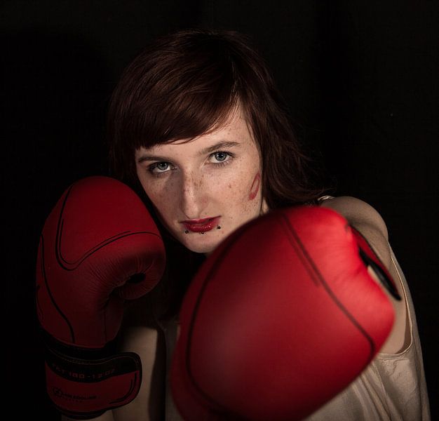Boxing girl van Ronald De Neve