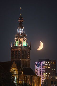 Sint-Stevenskerk with waxing Moon