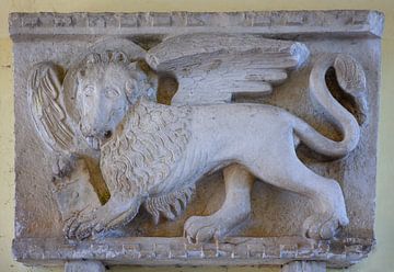 Leeuw sculptuur boven ingang Motovun, Kroatië van Joost Adriaanse
