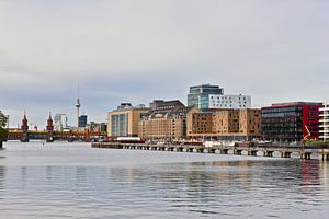 Alter Hafen an der Spree mit Fernsehturm und Oberbaumbrücke