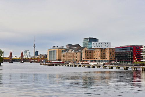 Oude haven aan de Spree met TV-toren en Oberbaumbrücke