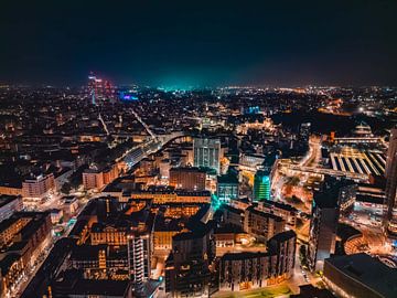 Die Skyline der Stadt bei Nacht von Domanin photo