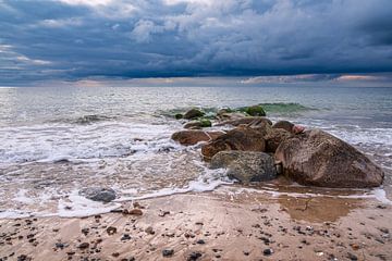 Pierres sur la côte de la mer Baltique près de Meschendorf sur Rico Ködder