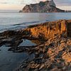 Côte rocheuse à Calpe au lever du soleil sur Adriana Mueller