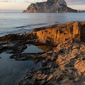 Felsige Küste in Calpe bei Sonnenaufgang von Adriana Mueller