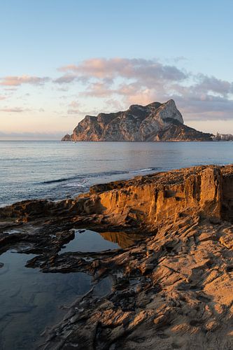 Côte rocheuse à Calpe au lever du soleil sur Adriana Mueller