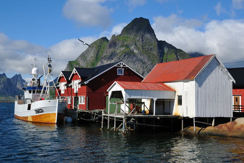 Vissersboot in Reine (Noorwegen, Lofoten) van Marc Smits