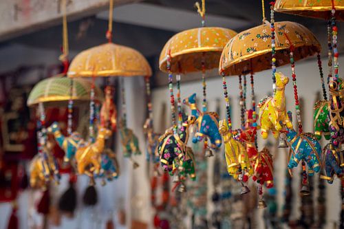 kleurrijke windvangers in een Jordaans winkeltje.